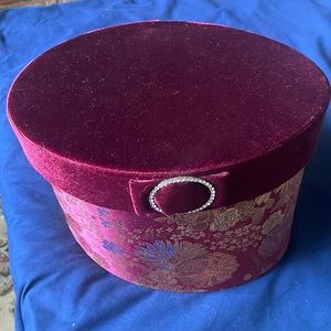Oval Shape red velvet Top gift box.